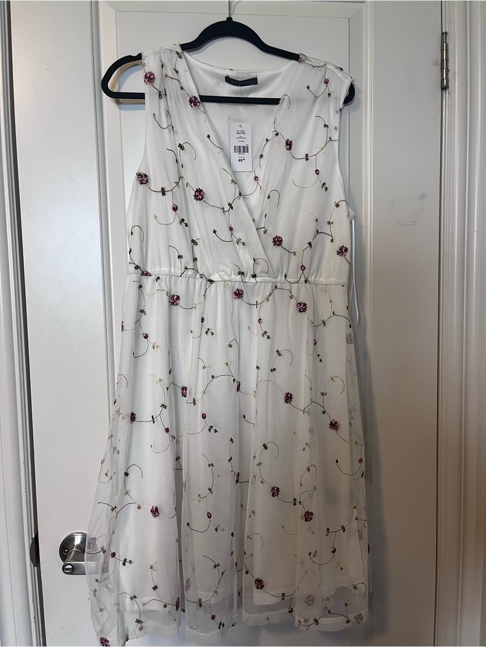 Suzy Shier White Floral Embroidered Sleeveless Dress